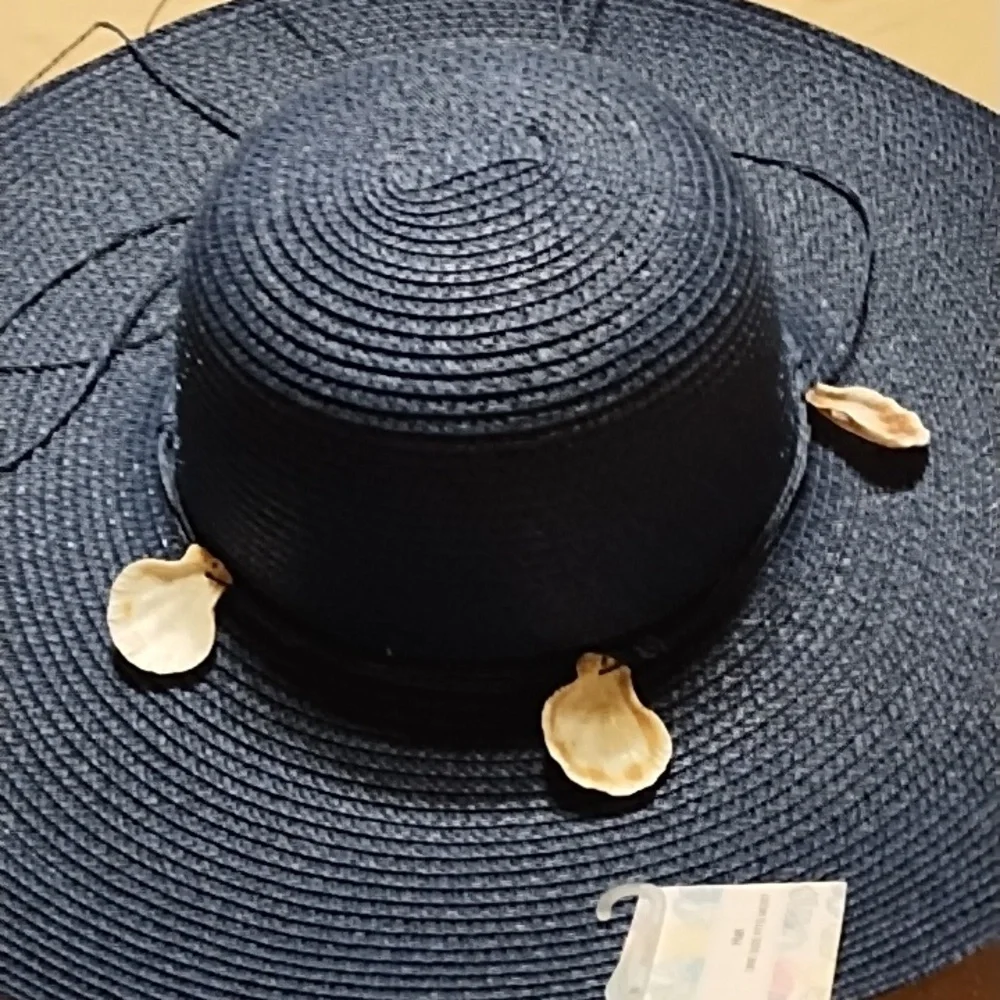 WOMEN'S HAT NEW. COLOR NAVY BLUE.